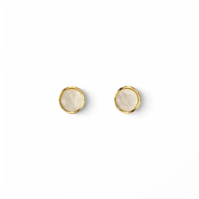 Brinco Redondo Madrepérola Banhado a Ouro 18k Detalhe