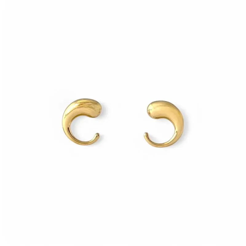Brinco Orgânico Vírgula Banhado a Ouro 18k Liso