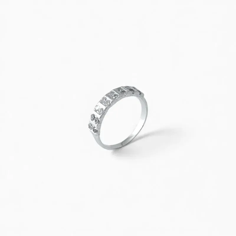 Anel Estilo Meia Aliança Prata 925 com Linhas e Zircônias