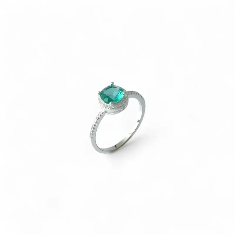 Anel Estilo Solitário Prata 925 Turmalina Verde com Zircônias na Lateral Anel Estilo Solitário Prata 925 Turmalina Verde com Zircônias na Lateral