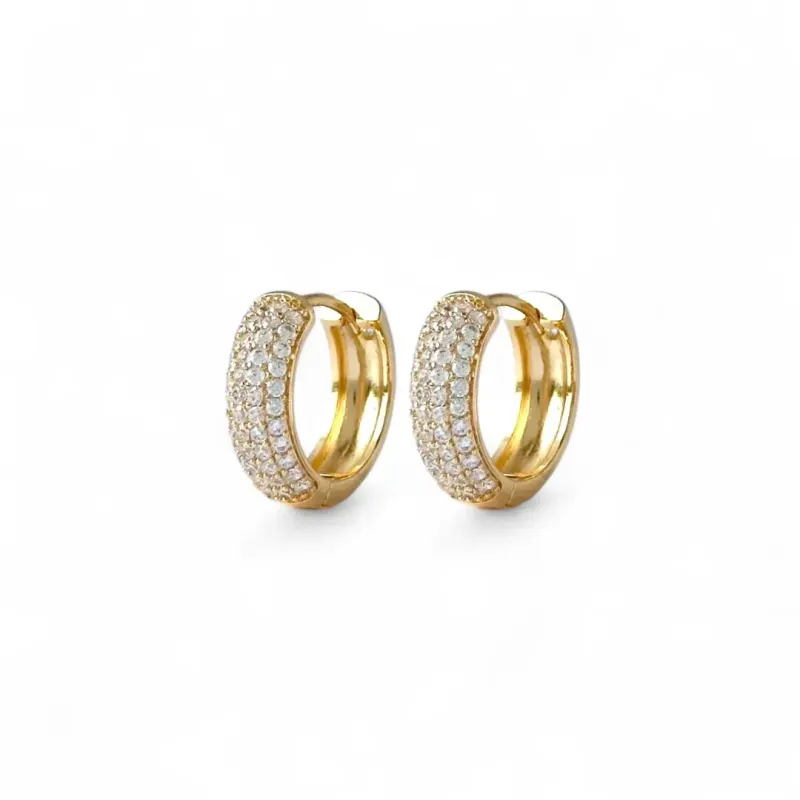 Brinco Argola Banhado a Ouro 18k com 4 Linhas de Zircônias - 1,5cm Brinco Argola Banhado a Ouro 18k com 4 Linhas de Zircônias - 1,5cm