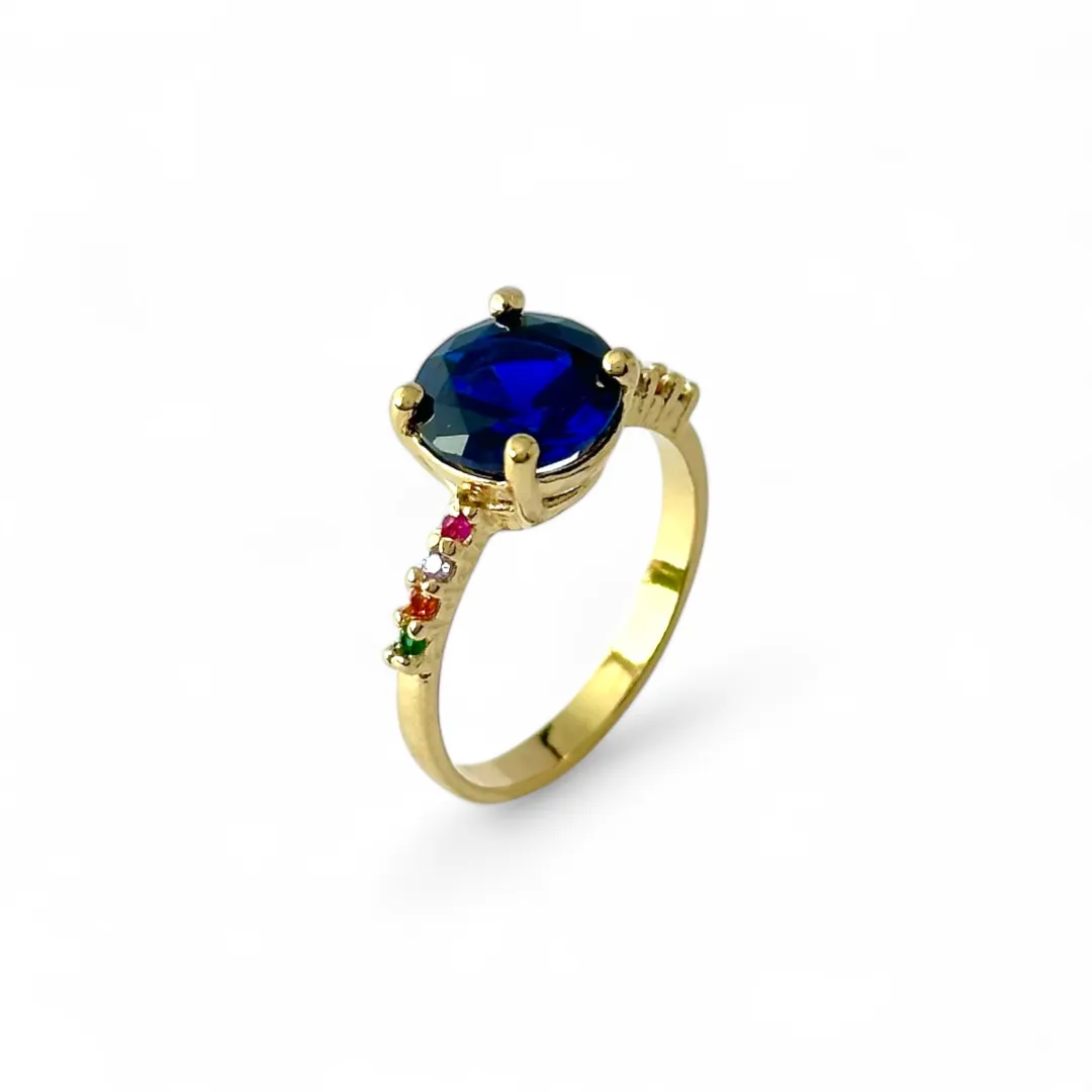Anel Estilo Solitário Banhado a Ouro 18k com Pedra Zircônia Grande Azul e Zircônias Coloridas na Lateral