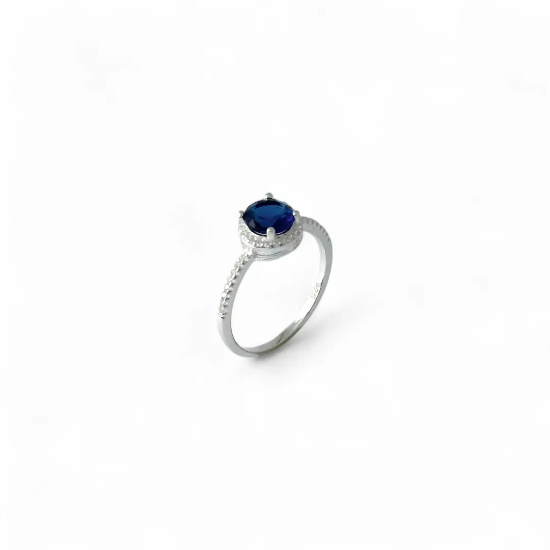 Anel Estilo Solitário Prata 925 Azul Safira com Zircônias na Lateral