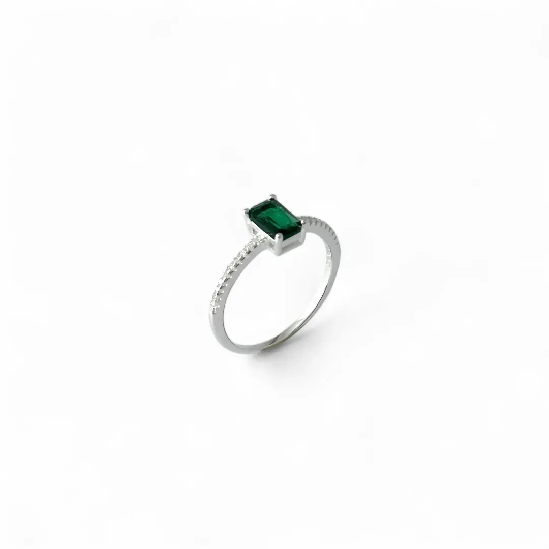 Anel Estilo Solitário Prata 925 com Zircônia Retangular Verde Esmeralda e Zircônias ao Redor