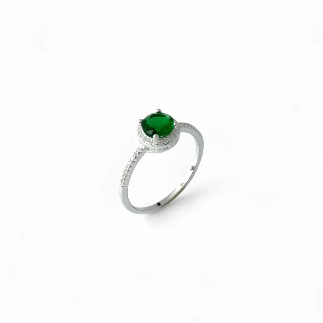 Anel Estilo Solitário Prata 925 Verde Esmeralda com Zircônias na Lateral