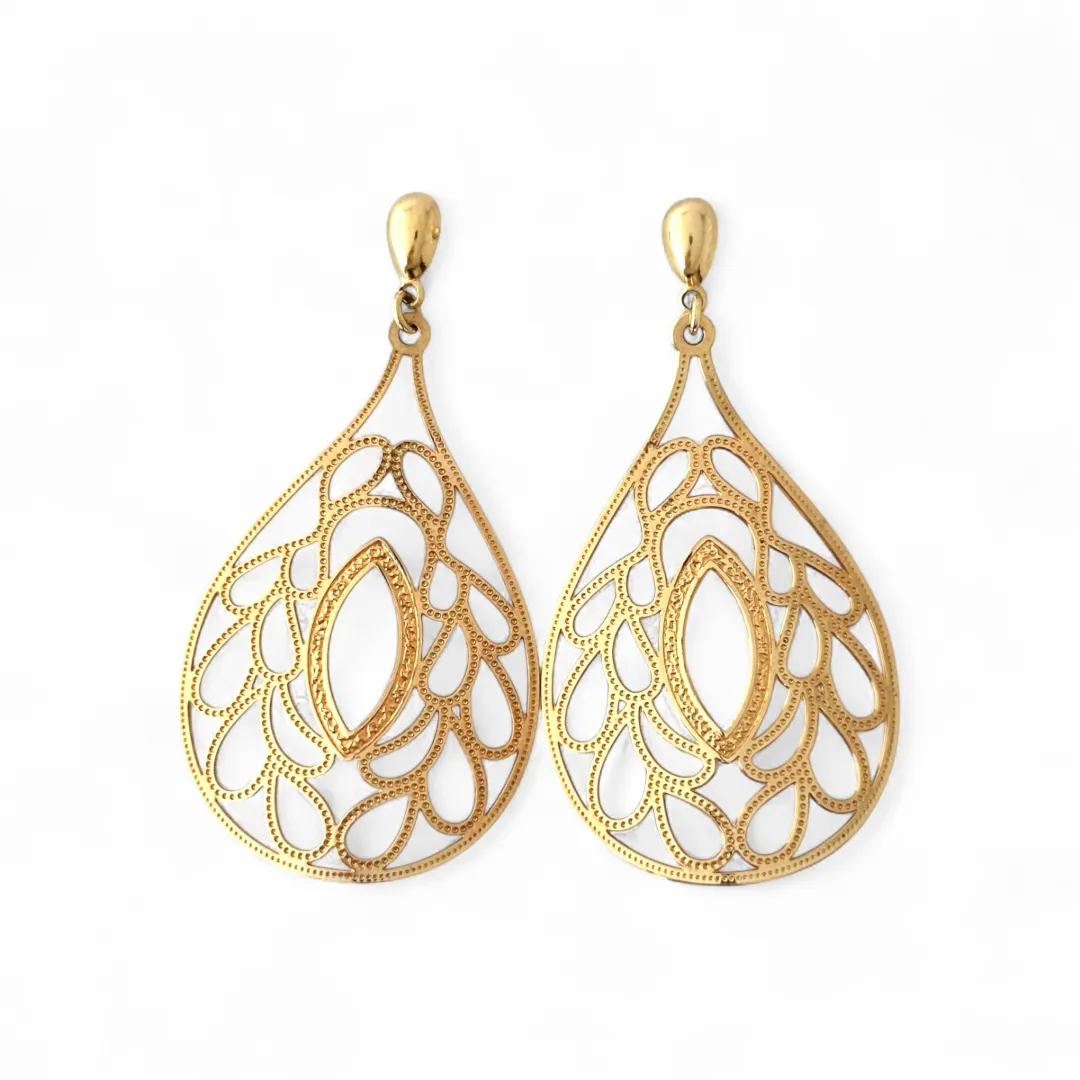 Brinco Arabescos Banhado a Ouro 18k Chapa Leve Vazado
