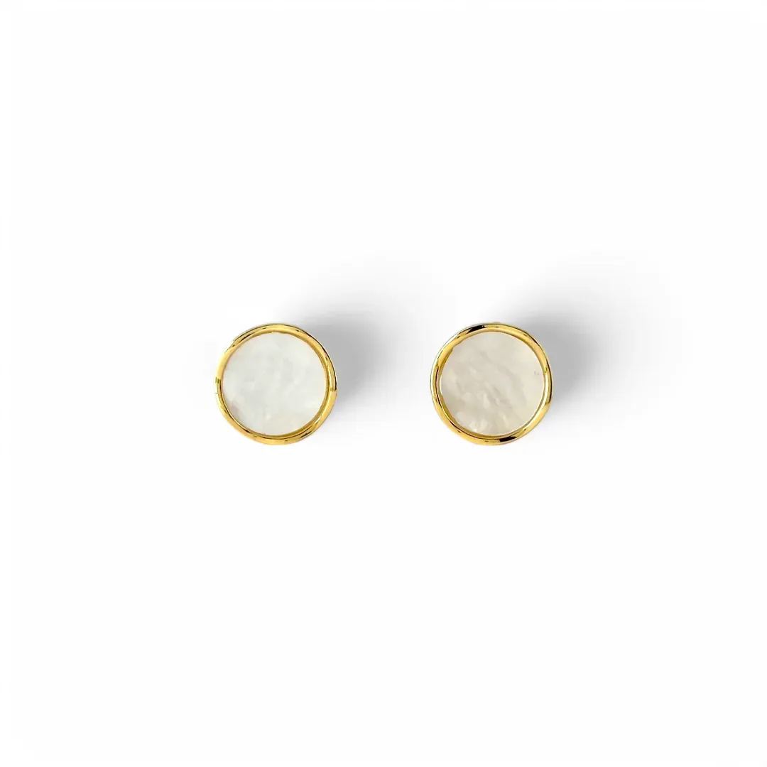 Brinco Redondo Madrepérola Banhado a Ouro 18k Detalhe