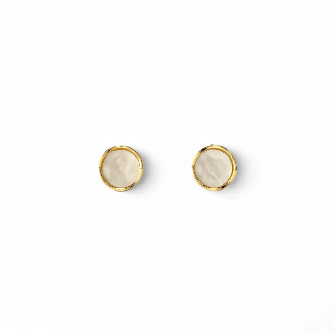 Brinco Redondo Madrepérola Banhado a Ouro 18k Detalhe