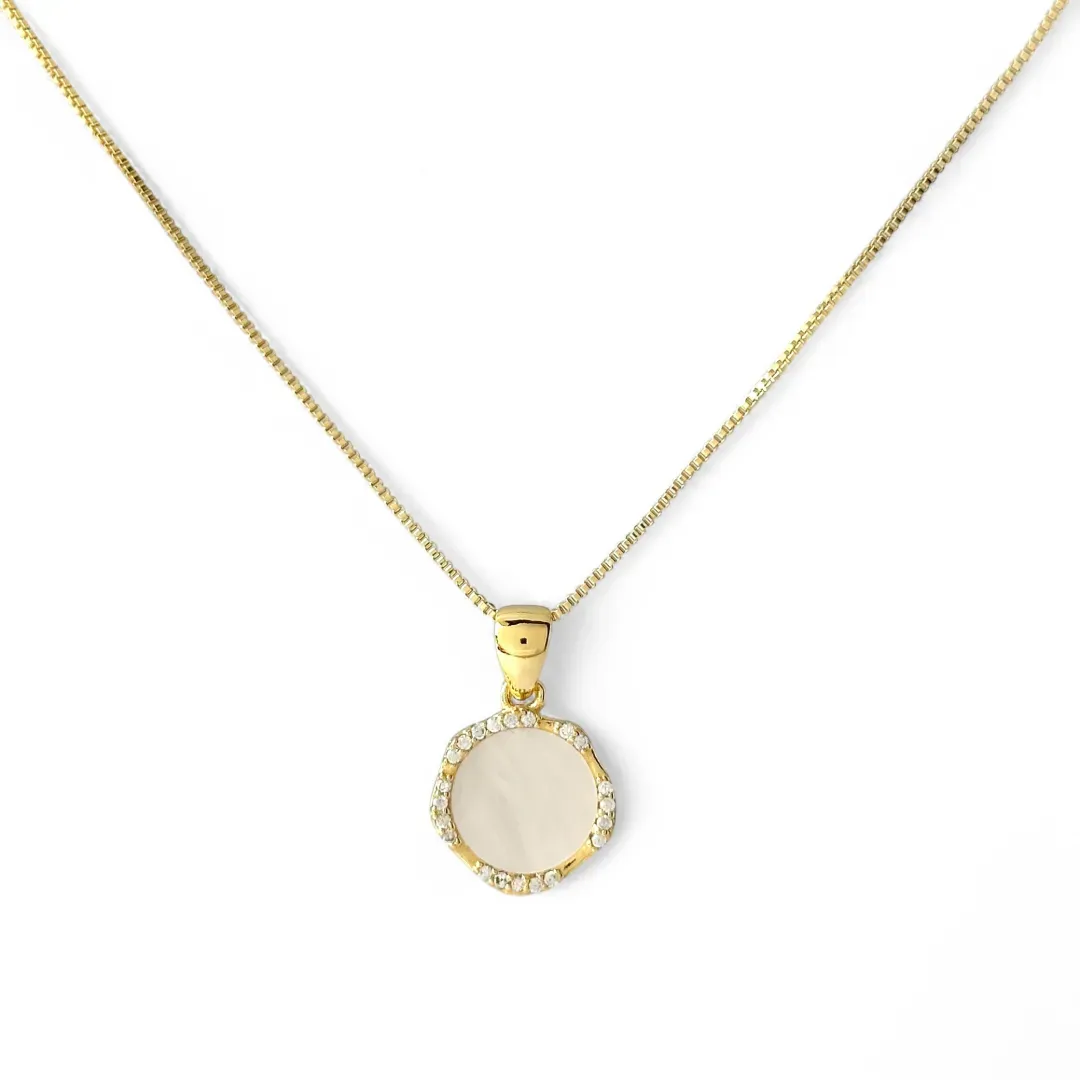 Colar Medalha Madrepérola Banhado a Ouro 18k com Detalhe e Zircônias