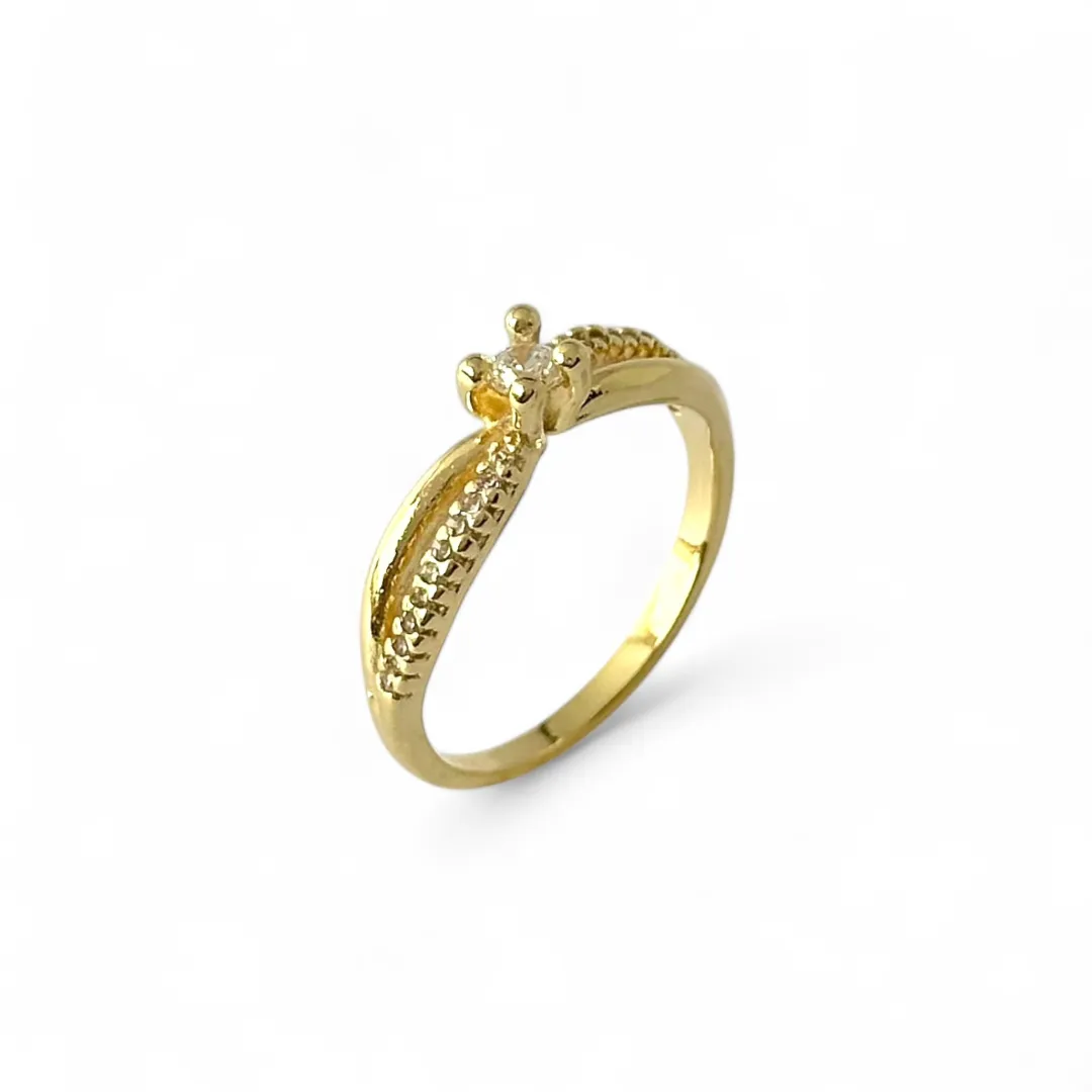 Anel Estilo Solitário Banhado a Ouro 18k com Zircônias nas Laterais