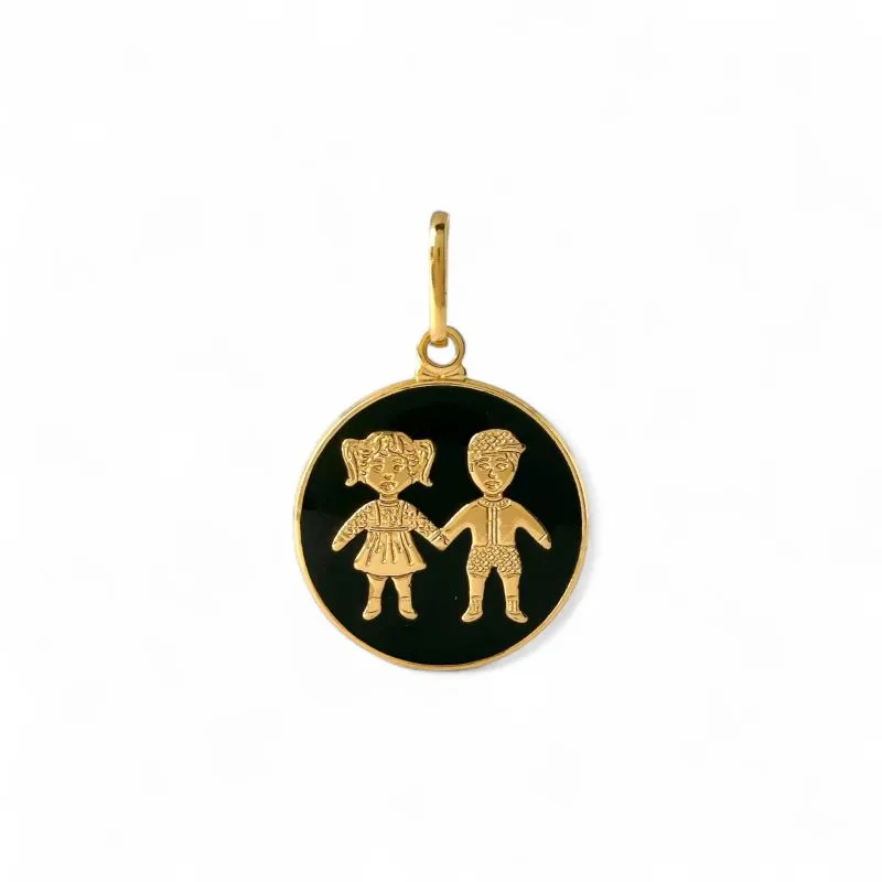 Pingente 1 Menina e 1 Menino Casal Banhado a Ouro 18k com Medalha Preta
