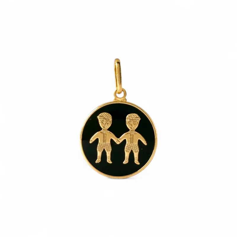 Pingente 2 Meninos Banhado a Ouro 18k com Medalha Preta