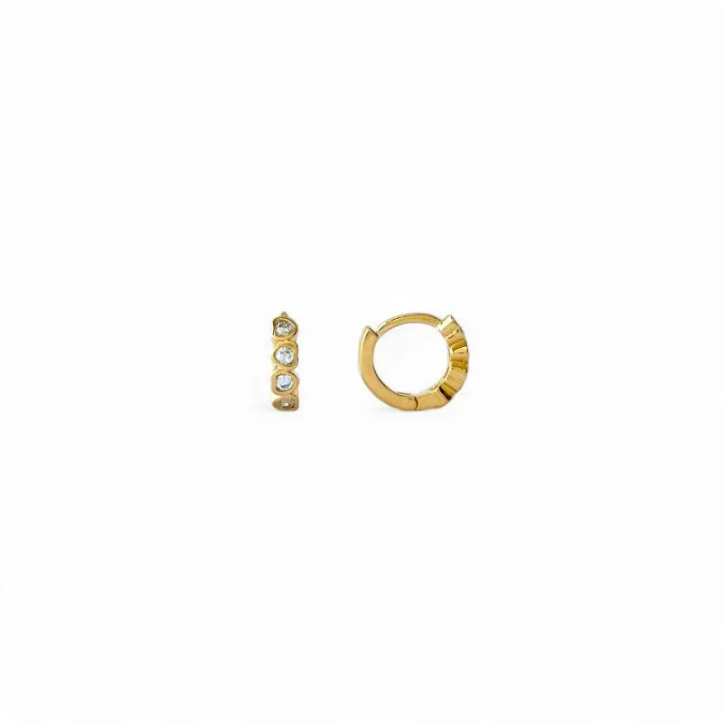 Brinco Argola com Zircônias em Formato de Coração Banhado a Ouro 18k - 1cm