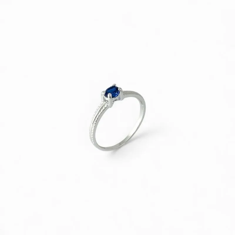 Anel Estilo Solitário Prata 925 com Detalhes no Aro e Zircônia Azul Royal