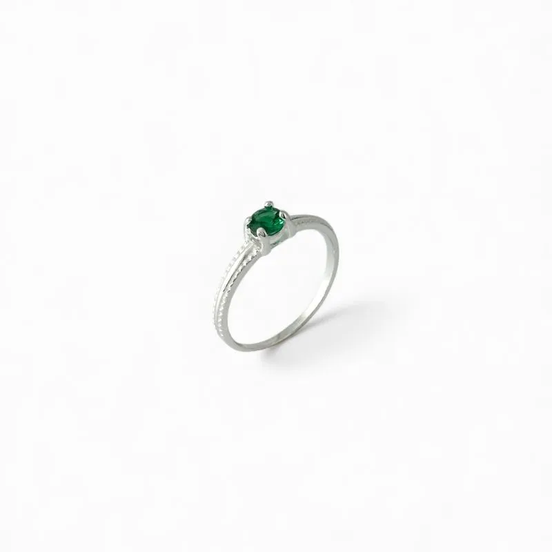 Anel Estilo Solitário Prata 925 com Detalhes no Aro e Zircônia Verde Esmeralda