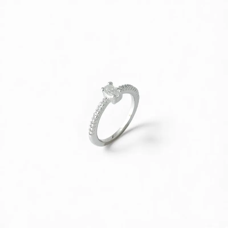 Anel Estilo Solitário Prata 925 com Zircônia e Aro Cravejado com Zircônias