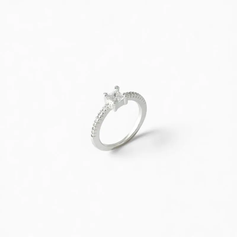 Anel Estilo Solitário Prata 925 com Zircônia Quadrada e Aro Cravejado com Zircônias