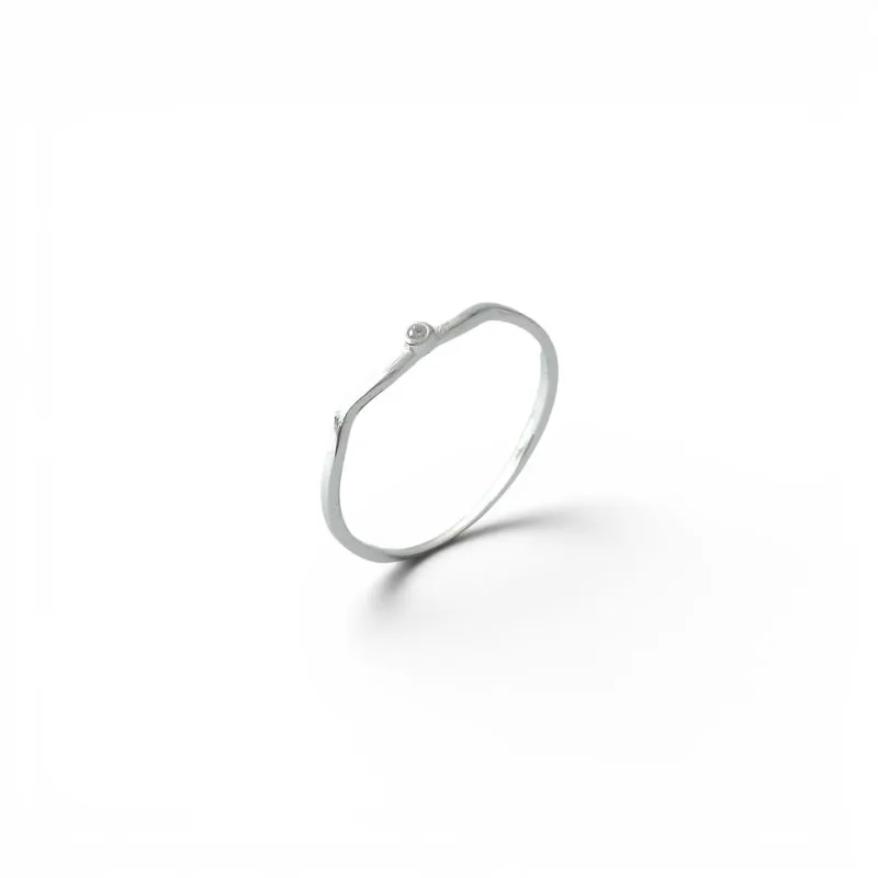Anel Ondulado em Prata 925 com Zircônia Pequena