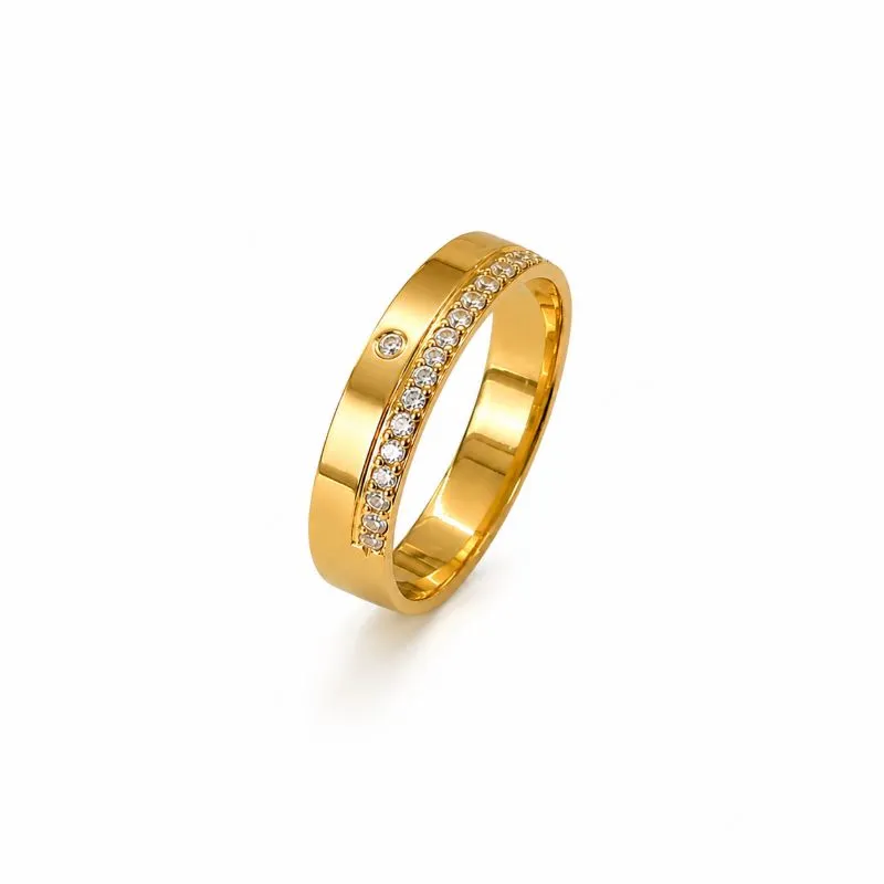 Anel Estilo Aliança Banhado a Ouro 18k com 1 Linha de Zircônias e 1 Zircônia Central Tam26