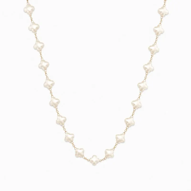 Colar Choker Trevo em Pérolas Banhado a Ouro 18k - 30 cm + 10 cm (Alongador)