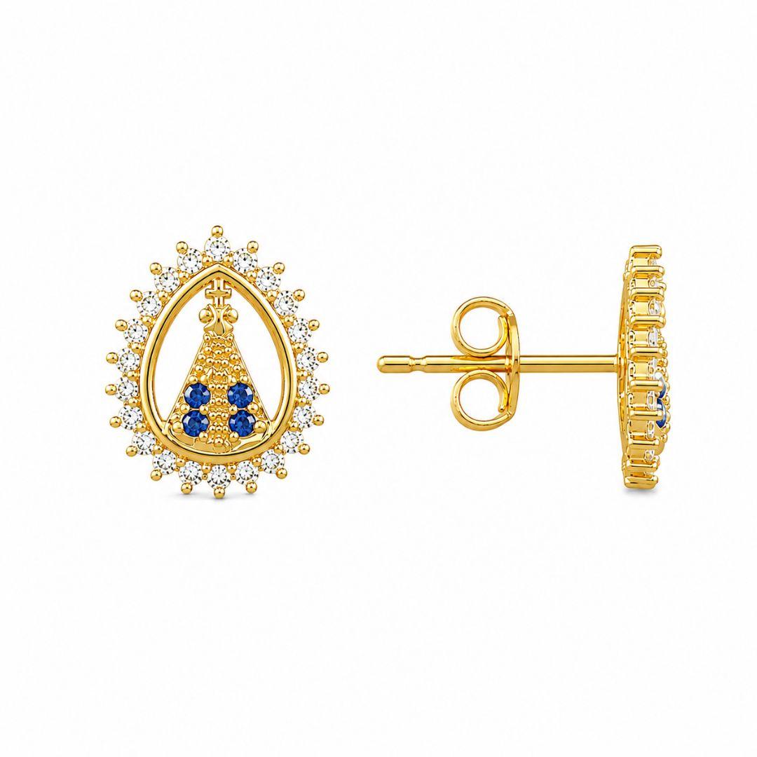 Brinco Gota Nossa Senhora Borda Cravejada Detalhe com Pedras Azuis Banhado a Ouro 18k com Zircônias - 1,2 cm