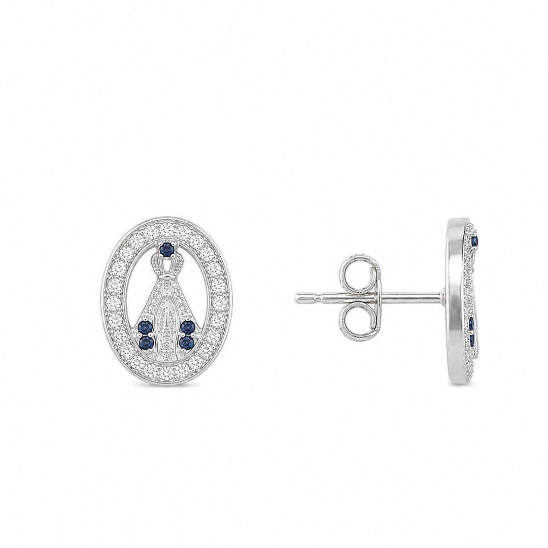 Brinco Oval Nossa Senhora Borda Cravejada Detalhe com Pedras Azuis Folheado a Prata com Zircônias - 1,2 cm
